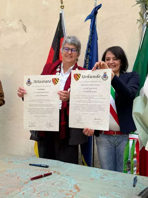 Die Bürgermeisterinnen Birgit Huber und Federica Malavolti (v.l.) präsentieren die neuen Partnerschaftsurkunden. | Foto: Stadt Oberasbach
