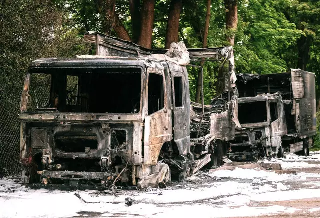 Nach Angaben der Polizei wurden insgesamt sechs Fahrzeuge beschädigt, vier erlitten durch das Feuer einen Totalschaden. | Foto: © Sebastian Pieknik/NEWS5/dpa