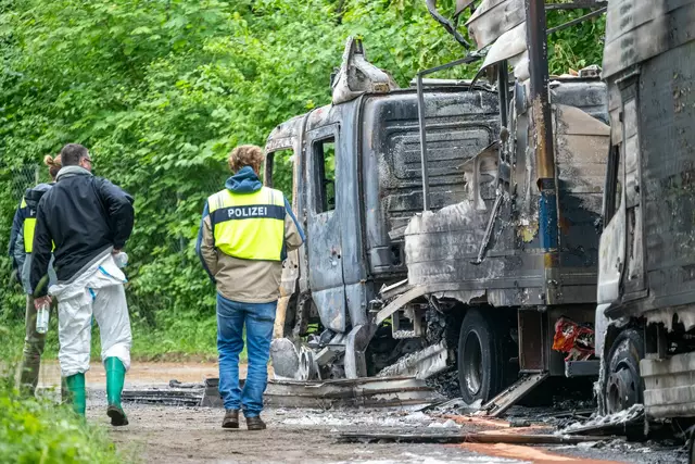 Nach Angaben der Polizei wurden sechs Fahrzeuge beschädigt, vier davon erlitten durch das Feuer einen Totalschaden. | Foto: Peter Kneffel/dpa