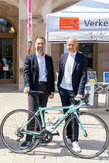 Planungs- und Baureferent Daniel F. Ulrich (li.) eröffnet zusammen mit dem Direktor der AOK Mittelfranken, Horst Leitner, die 18. Auflage der Aktion Stadtradeln.



 | Foto: Friederike Herget/ Stadt Nürnberg