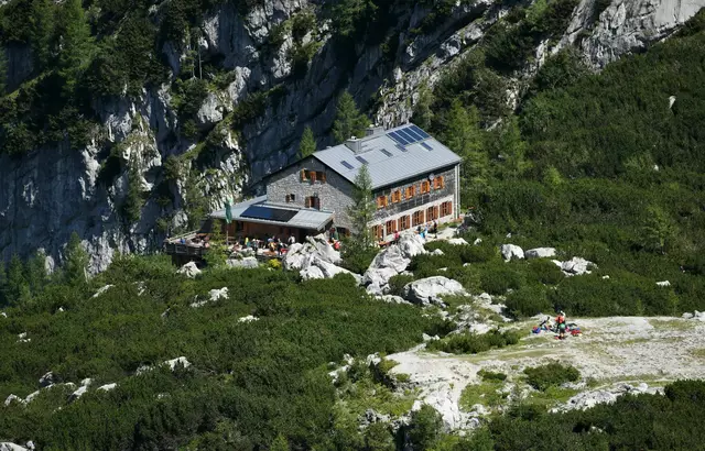 Schon jetzt sind die Hütten des Alpenvereins gut gebucht.  | Foto: Angelika Warmuth/dpa (Archivbild)