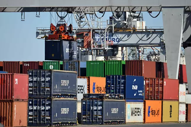 Bei einem «Zollkrieg» würde es laut Studie die größten Produktionsrückgänge in den Sektoren mit der größten Exportabhängigkeit von den USA geben. | Foto: Federico Gambarini/dpa (Symbolfoto)