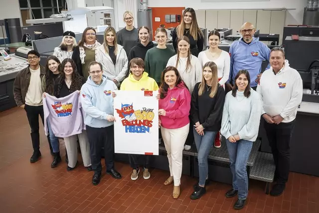 500 Jahre Bildungshelden - Wir feiern Schule seit 1526: Gemeinsames Logo für Jubiläumsjahr übergeben. | Foto: Ralf Schedlbauer, Berufliche Schule B6, Stadt Nürnberg