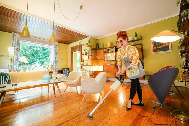 Auch die Elektrogeräte sind viele Jahrzehnte alt, funktionieren aber.  | Foto: Christoph Reichwein/dpa