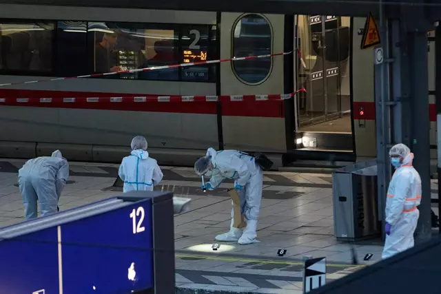 Mitten auf dem Bahnsteig hat eine Frau mit einem Messer um sich gestochen. | Foto: Georg Wendt/dpa