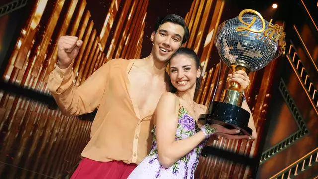 Die Sieger Diego Pooth und Profi Ekaterina Leonova.  | Foto: RTL / Stefan Gregorowius