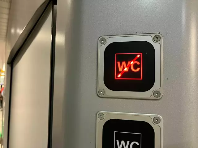 Mehrere Unbekannte beschädigten eine Toilettentür in einem Zug, sodass er laut Polizei außer Betrieb gestellt werden musste. (Symbolbild) | Foto: Marco Krefting/Marco Krefting/dpa