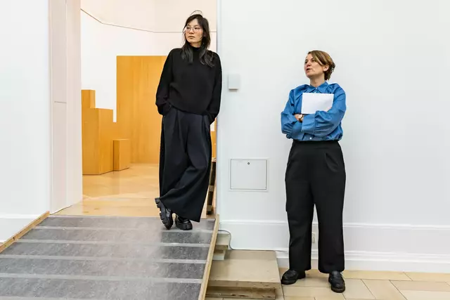 Sung Tieu (li.) mit Dr. Harriet Zilch, Leiterin der Kunsthalle Nürnberg, 2024 in der Ausstellung "One Thousand Times" in der Kunsthalle Nürnberg.
 | Foto: Dieter Zeitler/Stadt Nürnberg