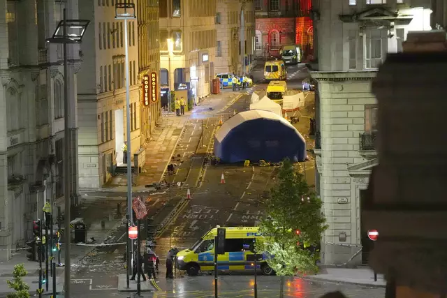 Tausende feiern die Meisterschaft des FC Liverpool. Dann fährt ein Auto in die Menge. | Foto: Danny Lawson/PA Wire/dpa