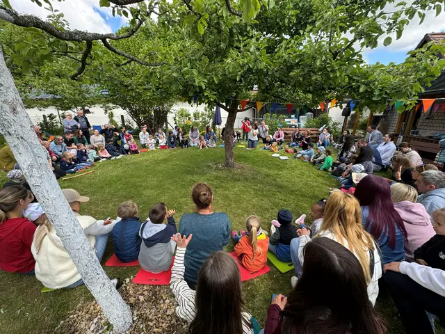 Der Baum stand im Zentrum des diesjährigen Kita-Festes in Eckersmühlen.  | Foto: Stadt Roth Carola Maggauer