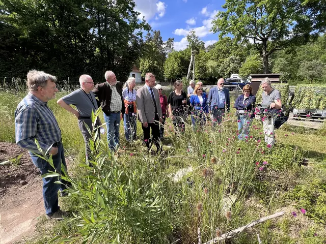 Landrat Bernd Obst (5.v.l.) besichtigte gemeinsam mit Zirndorfs Erstem Bürgermeister Thomas Zwingel (3.v.r.) sowie Mitgliedern der Initiative „Gutes aus dem Fürther Land“ den Bürger- und Naturlehrgarten am Waldfriedhof in Zirndorf. | Foto: Roland Beck