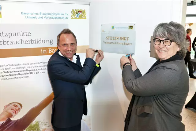 Bayerns Verbraucherschutzminister Thorsten Glauber und Oberasbachs Erste Bürgermeisterin Birgit Huber im März 2023 bei der Befestigung der Plakette "Stützpunkt Verbraucherbildung Bayern". | Foto: Stadt Oberasbach