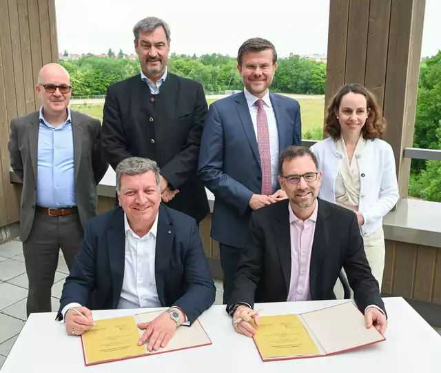 Unterzeichnung der städtebaulichen Vereinbarung zur Technischen Universität Nürnberg (UTN) am 30. Mai 2025 (vorne v. l.): Staatsminister für Wohnen, Bau und Verkehr, Christian Bernreiter, und Planungs- und Baureferent Daniel F. Ulrich, dahinter (v.l): UTN-Gründungspräsident Prof. Dr. Michael Huth, Ministerpräsident Dr. Markus Söder, Oberbürgermeister Marcus König und die Referentin für Wirtschaft und Wissenschaft Dr. Andrea Heilmaier. | Foto: Stadt Nürnberg/Christine Dierenbach)