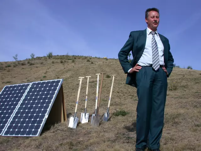 Archivfoto: OB Thomas Jung 2003 beim Spatenstich für die Photovoltaikanlage auf dem Solarberg. | Foto: Stadt Fürth, Andrea Grodel