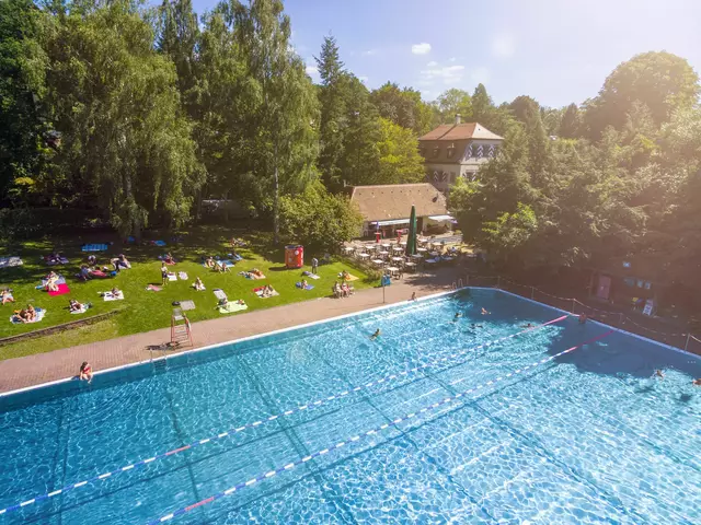 Das Naturgartenbad, Schlegelstraße 20, im Hintergrund der Wölckern'sche Herrensitz. | Foto: NürnbergBad / Stadt Nürnberg