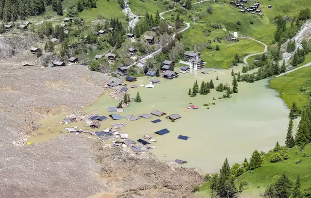 Die Lonza kann nicht abfließen, der Stausee dürfte bald überlaufen. | Foto: © Jean-Christophe Bott/KEYSTONE/dpa