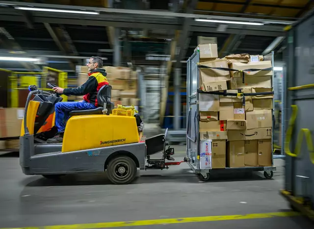 Pakete in einem DHL-Zentrum - manche Sendung wird künftig teurer. | Foto: Patrick Pleul/dpa