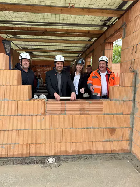Andreas Korpowski (Fa. IB Weber + Korpowski),                                               Roths Erster Bürgermeister Andreas Buckreus, Architektin Stephanie Kühnlein-Innig und der städtische Bauleiter Thomas Juraschek (v.l.n.r.) mauerten symbolisch eine Zeitkapsel in den Grundstein mit ein.  | Foto: Stadt Roth