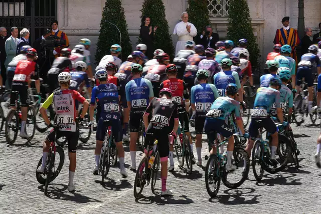 Papst Leo XIV. segnet das Giro-Peloton. | Foto: Andrew Medichini/AP/dpa