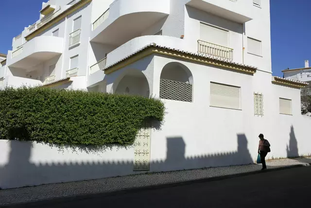 An der Praia da Luz wollen die meisten Menschen nichts mehr vom Fall wissen. | Foto: Armando Franca/AP/dpa (Archivfoto)