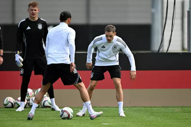 Abschlusstraining auf Top-Rasen: Florian Wirtz (r), Leroy Sané (M) und Torwart Alexander Nübel. | Foto: Federico Gambarini/dpa