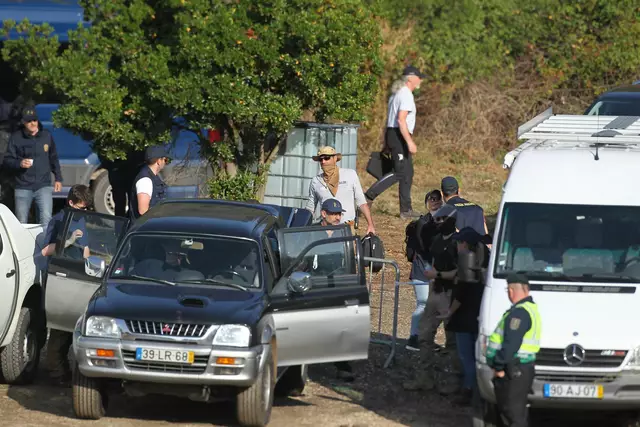 Auch 2023 bereiteten sich Suchteams der Polizei auf eine Suche im Süden Portugals vor. | Foto: Joao Matos/AP/dpa (Archivbild)