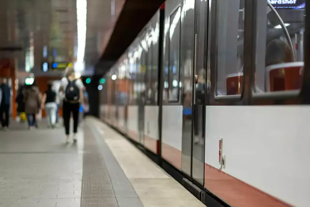 Die VAG, Betreiberin von Bussen und Bahnen in Bayerns zweitgrößter Stadt Nürnberg, hat im vergangenen Jahr einen Fahrgastrekord erzielt (Archivbild). | Foto: Daniel Karmann/dpa