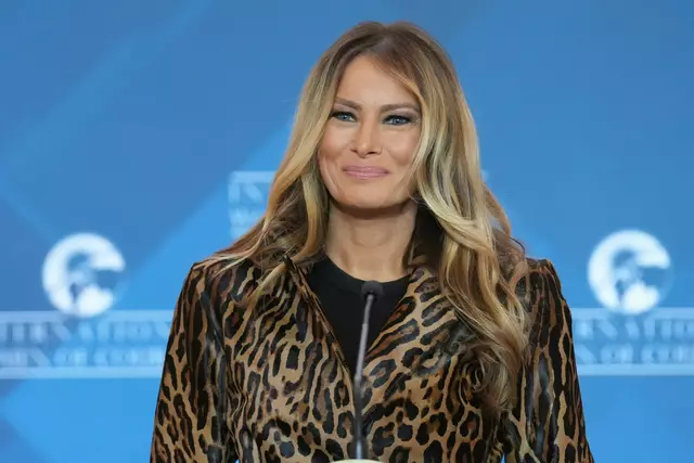 Auch US-First-Lady Melania Trump trägt mal Leopard - hier bei einer Preisverleihung Anfang April in Washington.  | Foto: Jacquelyn Martin/AP/dpa (Archivbild)