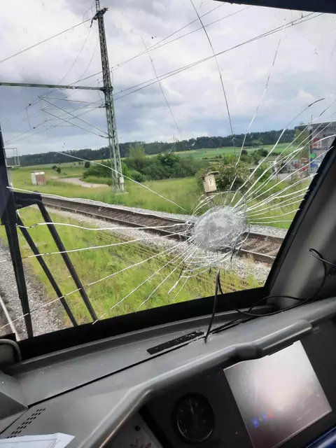 Einschlagstelle des Steins. | Foto: Polizeipräsidium Mittelfranken