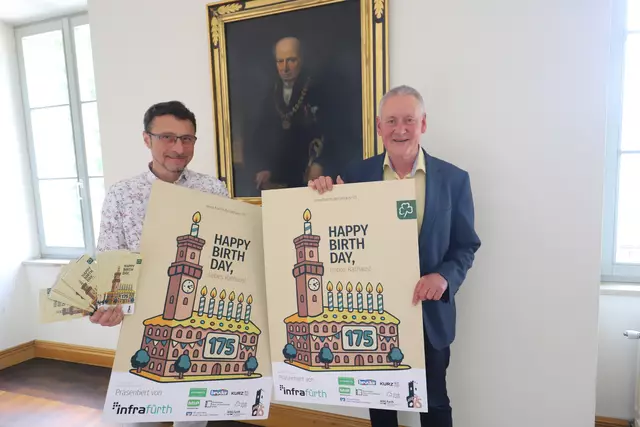 Walter Landgraf (links), Koordinator der Feierlichkeiten, und Oberbürgermeister Thomas Jung stellten das Programm zu „175 Jahre Fürther Rathaus“ vor. | Foto: Stadt Fürth, Birgit Gaßner