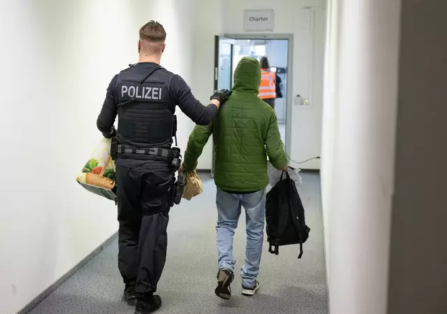 Wer in Ausreisegewahrsam oder Abschiebehaft kommt, soll von Amts wegen keinen Rechtsbeistand mehr erhalten. Es steht diesen Menschen aber frei, sich selbst einen Anwalt zu suchen. (Archivbild)
 | Foto: Boris Roessler/dpa
