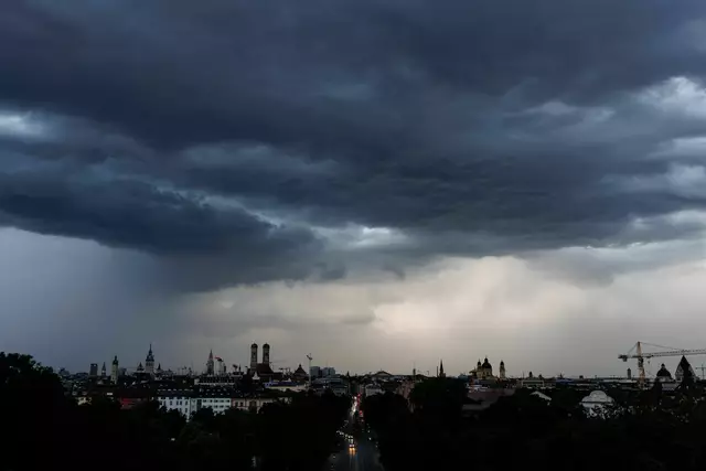 Auf viel Regen müssen sich Menschen im Land weiterhin einstellen. | Foto: Matthias Balk/dpa