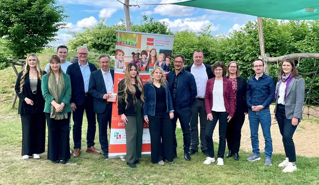 Werben für mehr Praxisbezug durch KiPrax: Träger, Schule, Landkreisverwaltung und Gemeinde stehen hinter der neuen Kinderpflegeausbildung mit erhöhtem Praxisanteil. | Foto: © LRA ERH/Stephanie Mack