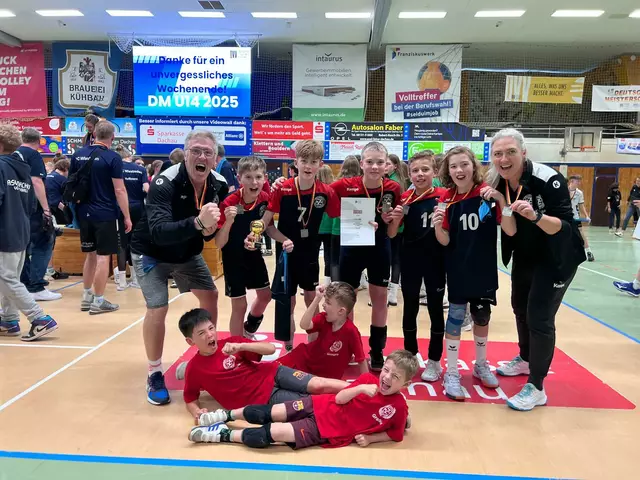 Das Team feiert den sensationellen 2. Platz der Zirndorfer U14 Volleyball Jungs bei der Deutschen Meisterschaft in Dachau. | Foto: TSV Zirndorf