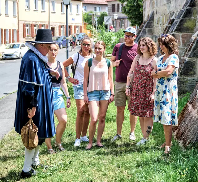 Stadtschreiber Girbert mit Gruppe am Saugraben. | Foto: © ETM/Florian Trykowski