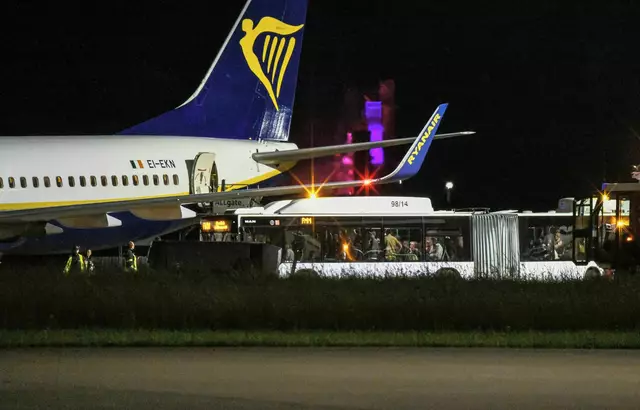 Acht Menschen zogen sich während der Turbulenzen in dem Flugzeug auf dem Weg nach Mailand Verletzungen zu. | Foto: Jason Tschepljakow/dpa