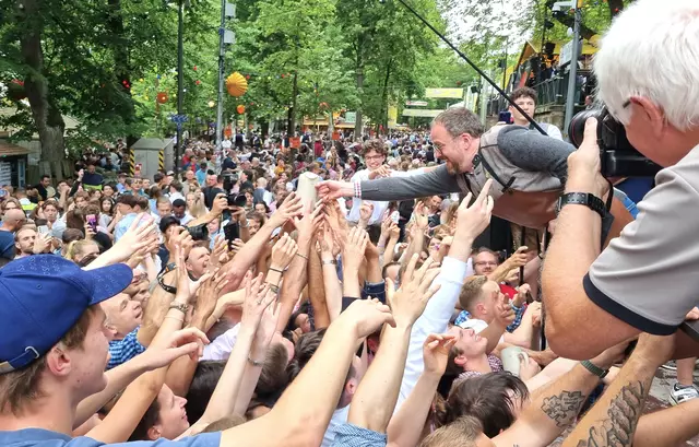 Oberbürgermeister Florian Janik brachte wieder ordentlich Freibier unters feierfreudige Volk. | Foto: © Stadt Erlangen