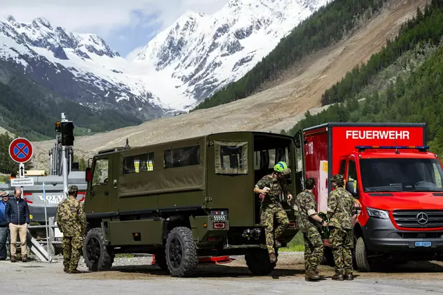 Ein Felssturz hat das Dorf Blatten großenteils weggerissen.  | Foto: Jean-Christophe Bott/KEYSTONE/dpa (Archivfoto)
