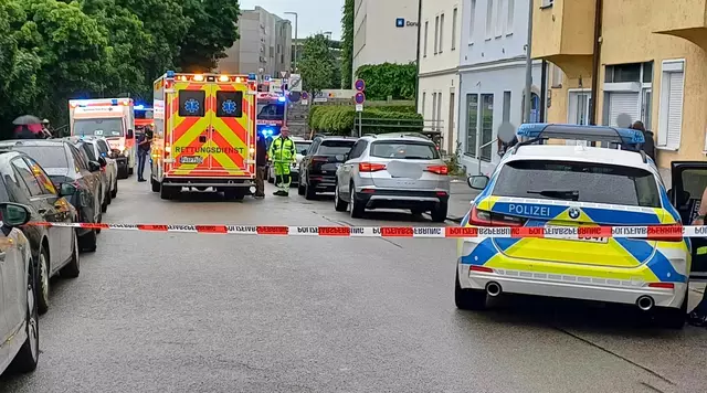 Ein Auto ist in Passau in eine Menschengruppe gefahren. | Foto: Markus Zechbauer/Zema Medien/dpa