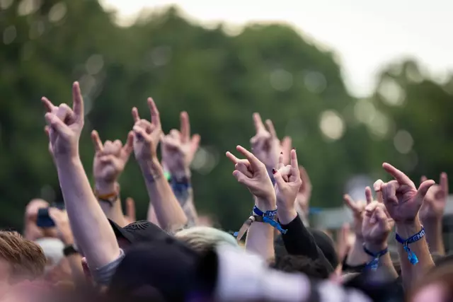 Die Rettungskräfte haben in diesem Jahr deutlich mehr Einsätze - eben weil deutlich mehr Menschen auf dem Festival sind. | Foto: Daniel Karmann/dpa