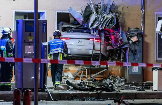 Das Auto muss einen Satz gemacht haben - es steckt im Fenster der Tankstelle. | Foto: David Osswald/NEWS5/dpa