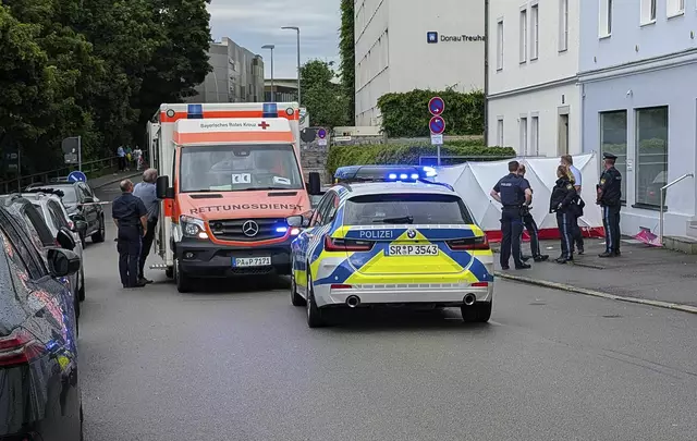 Ein Auto ist in Passau in eine Menschengruppe gefahren. | Foto: Markus Zechbauer/Zema Medien/dpa
