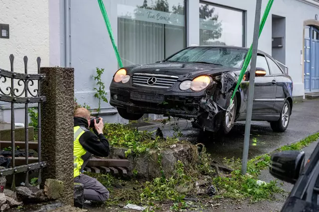 Der Mann steuerte den Wagen wohl bewusst in die Menschengruppe. | Foto: Armin Weigel/dpa
