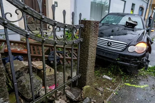 Der Mann steuerte den Wagen wohl bewusst in die Menschengruppe. | Foto: Armin Weigel/dpa