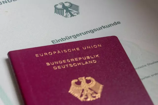 Im Jahr 2024 haben 291.955 Ausländerinnen und Ausländer die deutsche Staatsbürgerschaft erworben.  | Foto: Fernando Gutierrez-Juarez/dpa (Symbolbild)