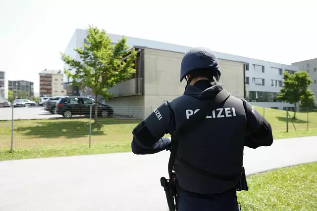Die Polizei ist an einer Schule in Graz im Großeinsatz. | Foto: Erwin Scheriau/APA/dpa