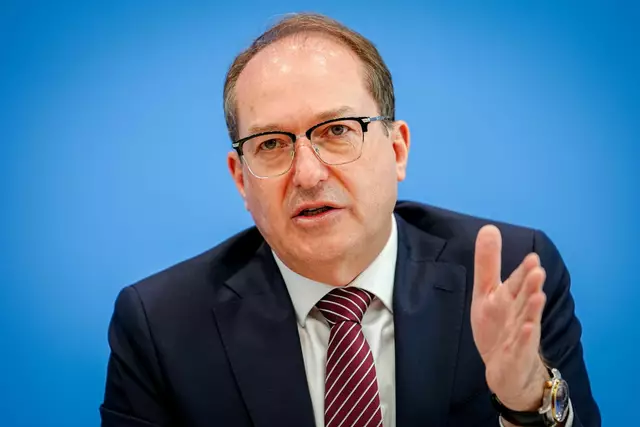 Am Tag vor dem Beginn der Innenministerkonferenz von Bund und Ländern stellte Bundesinnenminister Alexander Dobrindt (CSU) den Verfassungsschutzbericht 2024 vor.
 | Foto: Kay Nietfeld/dpa (Archivfoto)