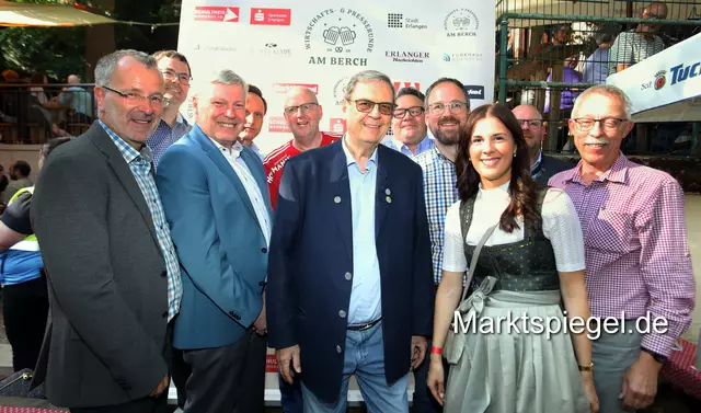 (v.l.): Uwe Denzler, Prokurist des Funkhaus Nürnberg, Karsten Reichl, Geschäftsführer der Kempe GmbH Co. ELO-Mineralöl KG, Harald Greiner, Geschäftsführer des Verlags Der MarktSpiegel, Philipp Schneider, Geschäftsführer der MAUSS BAU GmbH, Johannes von Hebel, Vorstandsvorsitzender der Stadt- und Kreissparkasse Erlangen Höchstadt Herzogenaurach, Michael Pickel mit seiner Tochter Andrea Schmucker, Geschäftsführer und Inhaber des Mercedes-Benz Autohauses Josef Pickel in Erlangen, Robert Suchy, Geschäftsführer der clearaudio electronic GmbH, Dr. Florian Janik, Oberbürgermeister der Stadt Erlangen, Bastian Zaar, Regionaler Verkaufsleiter der Erlanger Nachrichten und Martin Heyn, Vorstandsvorsitzender der SCHULTHEISS Wohnbau AG. | Foto: Jürgen Friedrich
