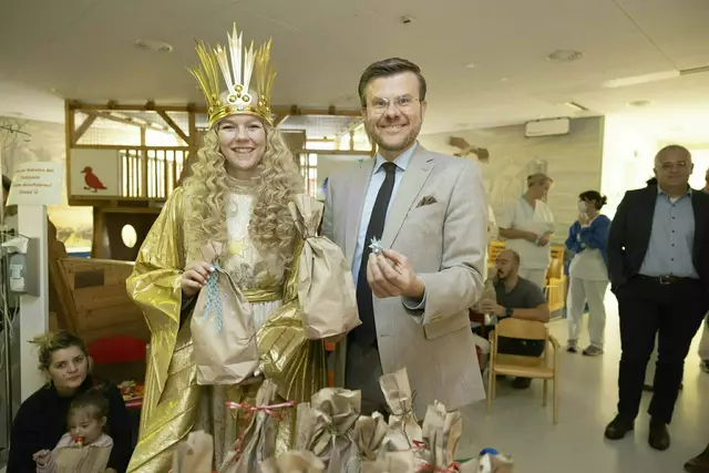 Ein himmlischer Gruß ins Patientenzimmer: Oberbürgermeister Marcus König und Christkind Nelli Lunkenheimer bei einem Besuch auf den Stationen im Klinikum Nürnberg. | Foto: Giulia Iannicelli / Klinikum Nürnberg