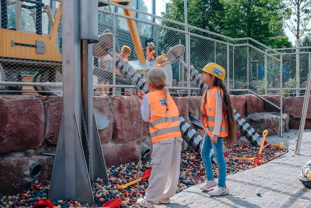 Die Baustellen-Tester entdecken den Steinbruch. | Foto: PLAYMOBIL-FunPark